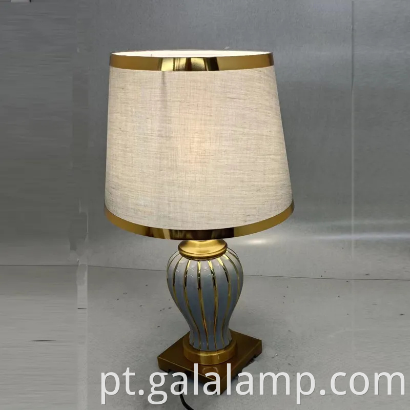 Luminária de mesa de cerâmica elegante com base de metal dourado para o quarto